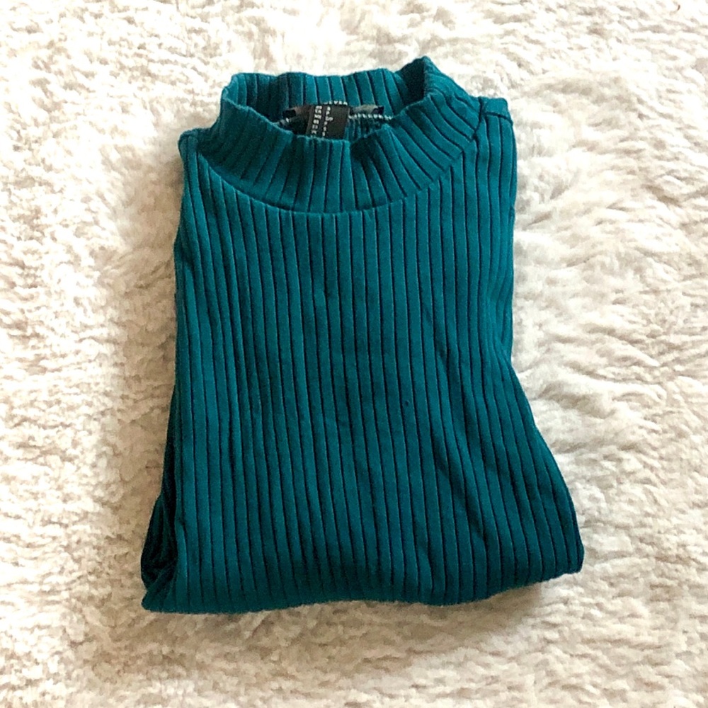 Ribbed Mock-Neck long Sleeve With Breathable Material
